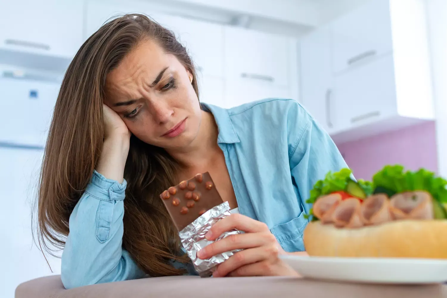 Faim émotionnelle vs faim physique : 7 clés