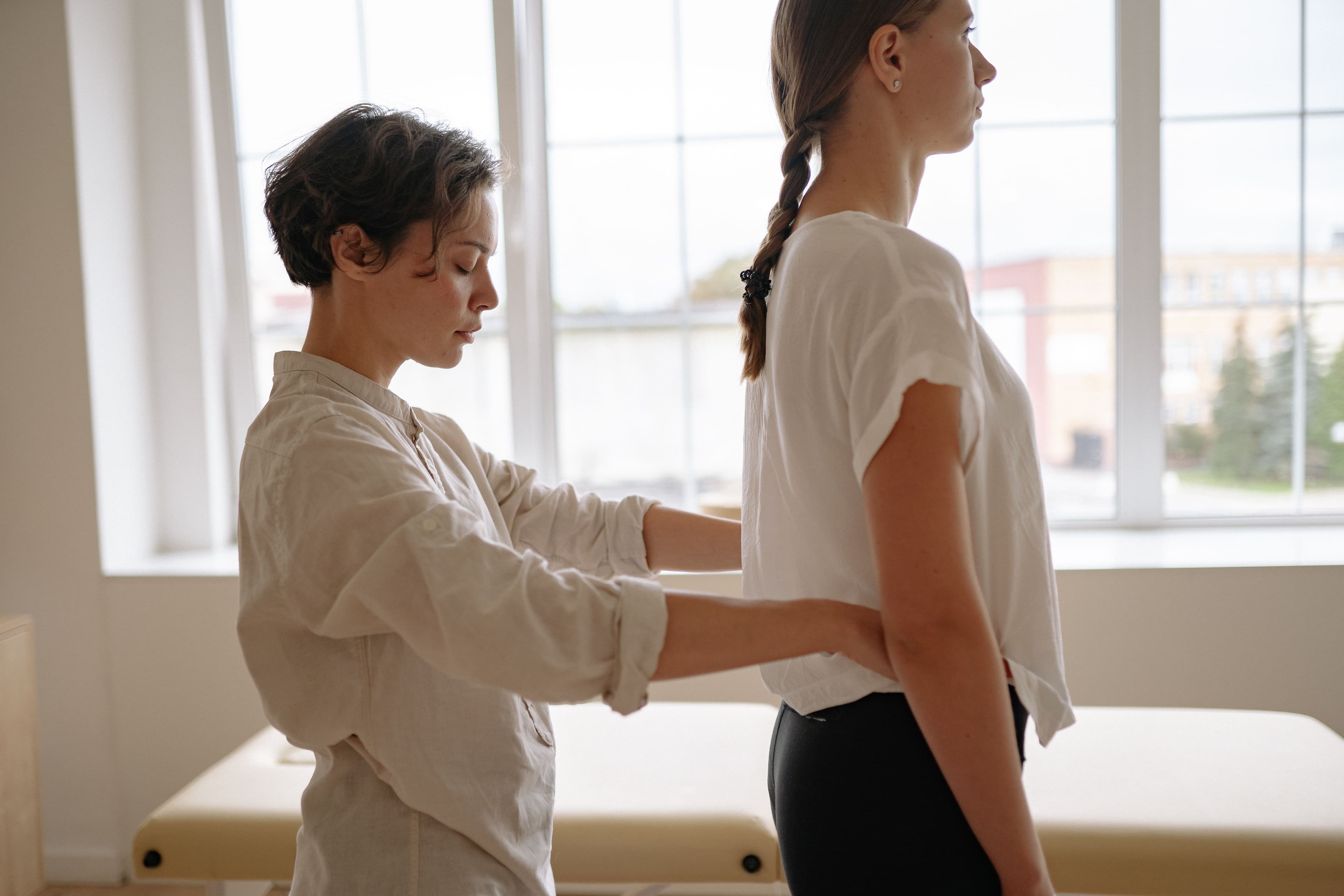 Mauvaise posture : douleurs thoraciques et solutions