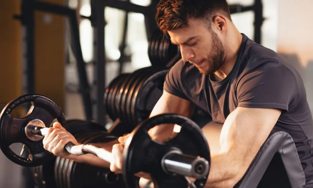 Un entraînement intensif avec des charges lourdes et du volume de travail sont la clé pour la prise de muscle.