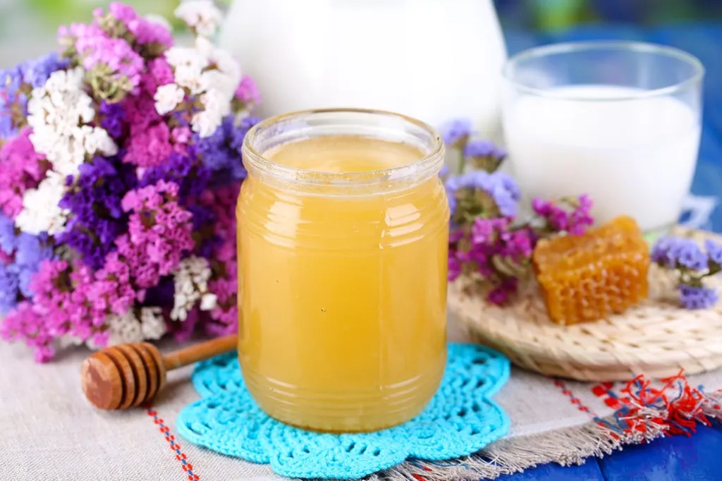 La gelée royale est principalement composée de vitamines B, d'acides aminés et d'acides gras, essentiels pour les défenses immunitaires.