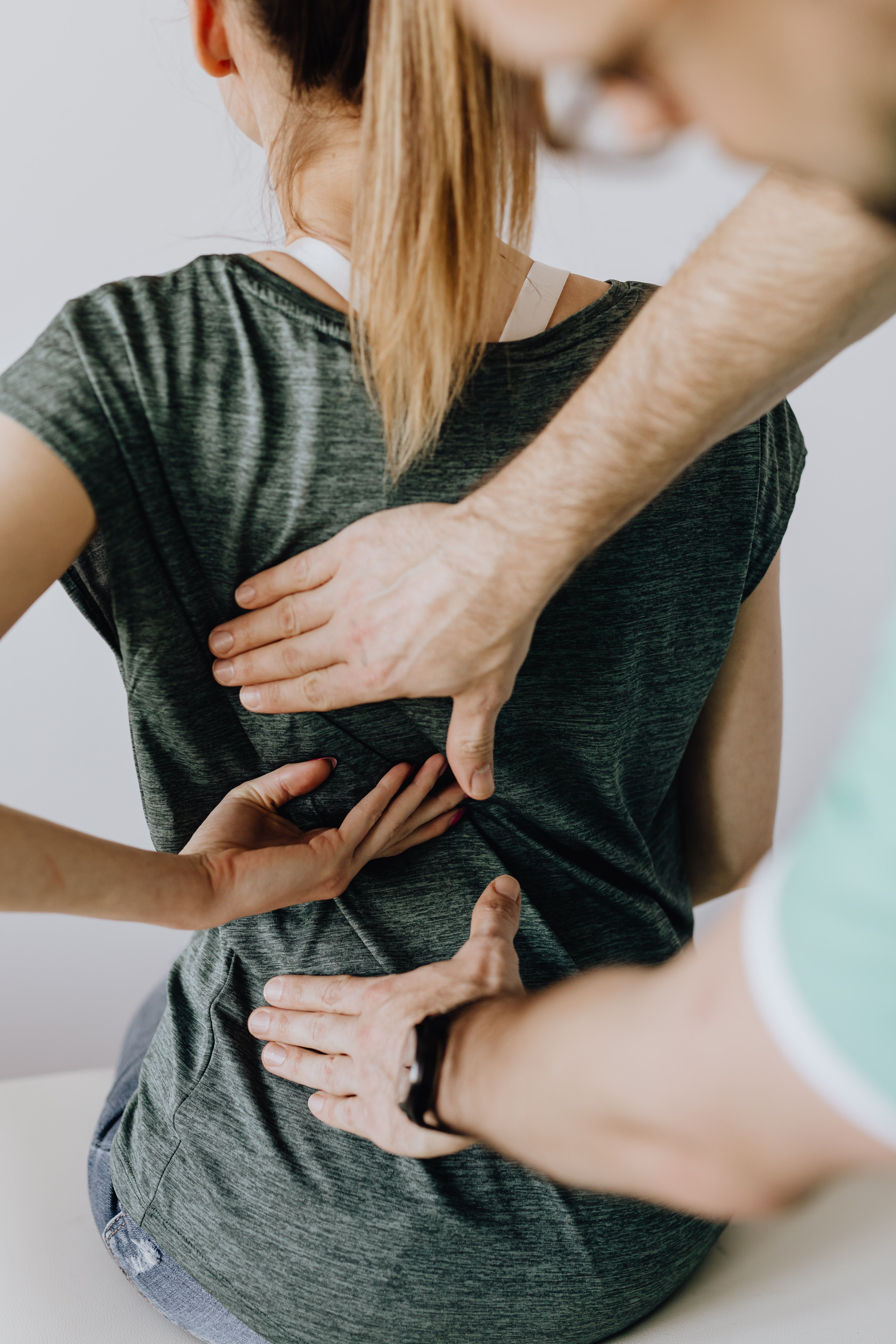Coach sportif démontrant l'exercice de rétraction des omoplates avec dos droit et épaules en arrière