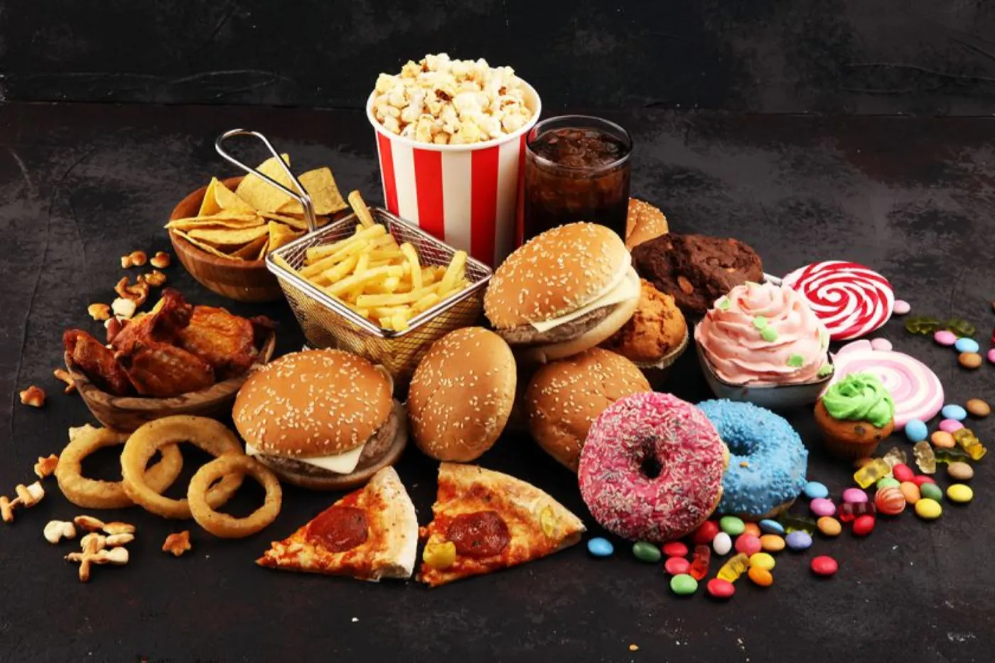La consommation excessive d'aliments riches en matières grasses et en sucre est un grand facteur de surpoids et d'obésité.