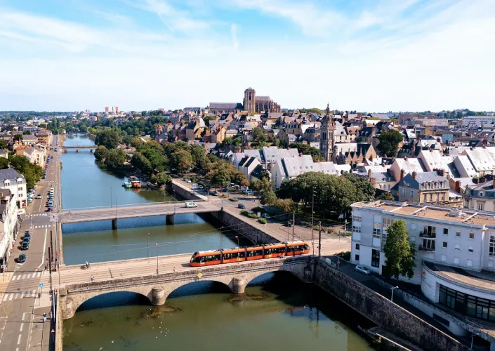 Rives de la Sarthe au Mans avec coureurs sur la promenade arborée longeant la rivière face à la Cité Plantagenêt