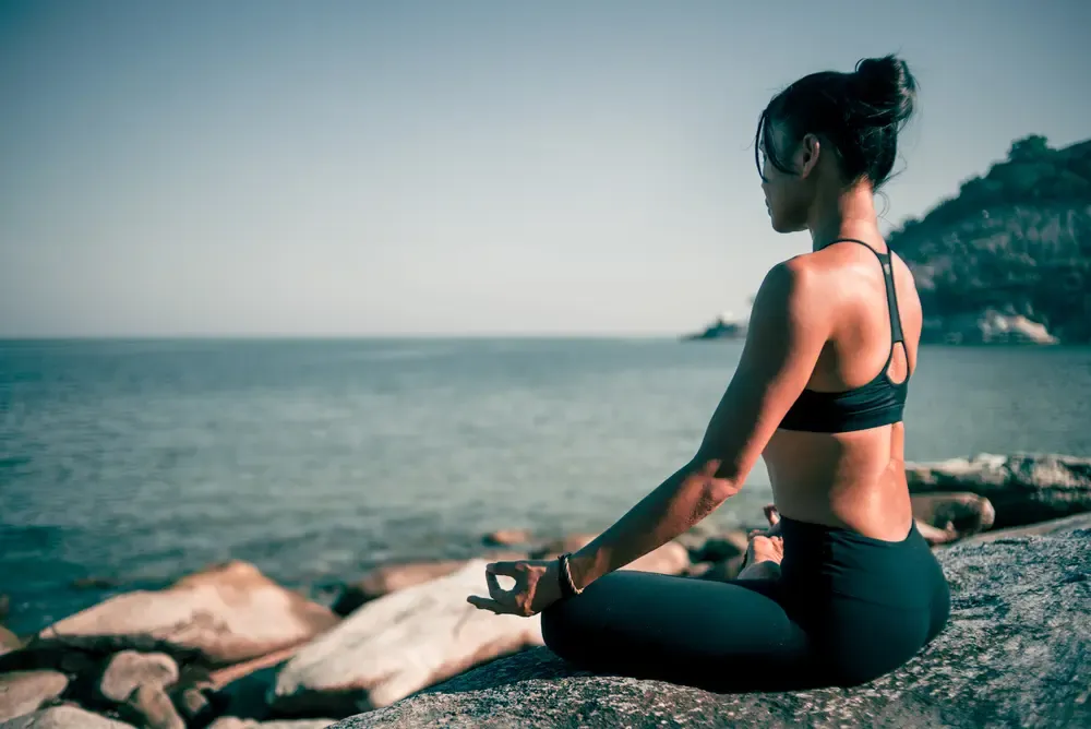 Le yoga, le pilâtes ou encore le stretching permet de libérer les tensions musculaires et gérer le stress.